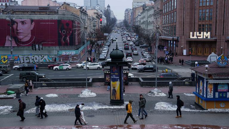 Menschen gehen am  1. 3. 2025, auf der Khreschatyk-Straße in Kiew, Ukraine. 