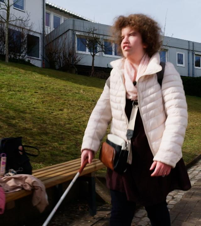 Schülerin Tabea mit Sehbehinderung auf dem Weg zur Schule.