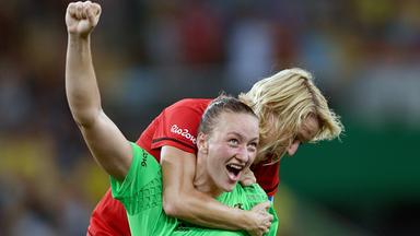 Archiv: Torhüterin Almuth Schult und Saskia Bartusiak nach Olympia-Gold 2016 in Rio de Janeiro
