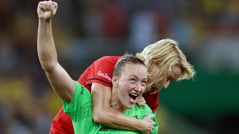Archiv: Torhüterin Almuth Schult und Saskia Bartusiak nach Olympia-Gold 2016 in Rio de Janeiro