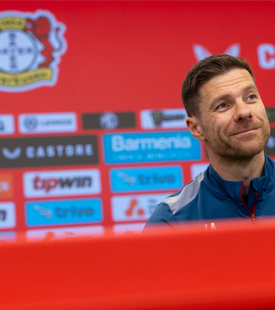 Bayer Leverkusens Trainer Xabi Alonso bei einer Pressekonferenz.