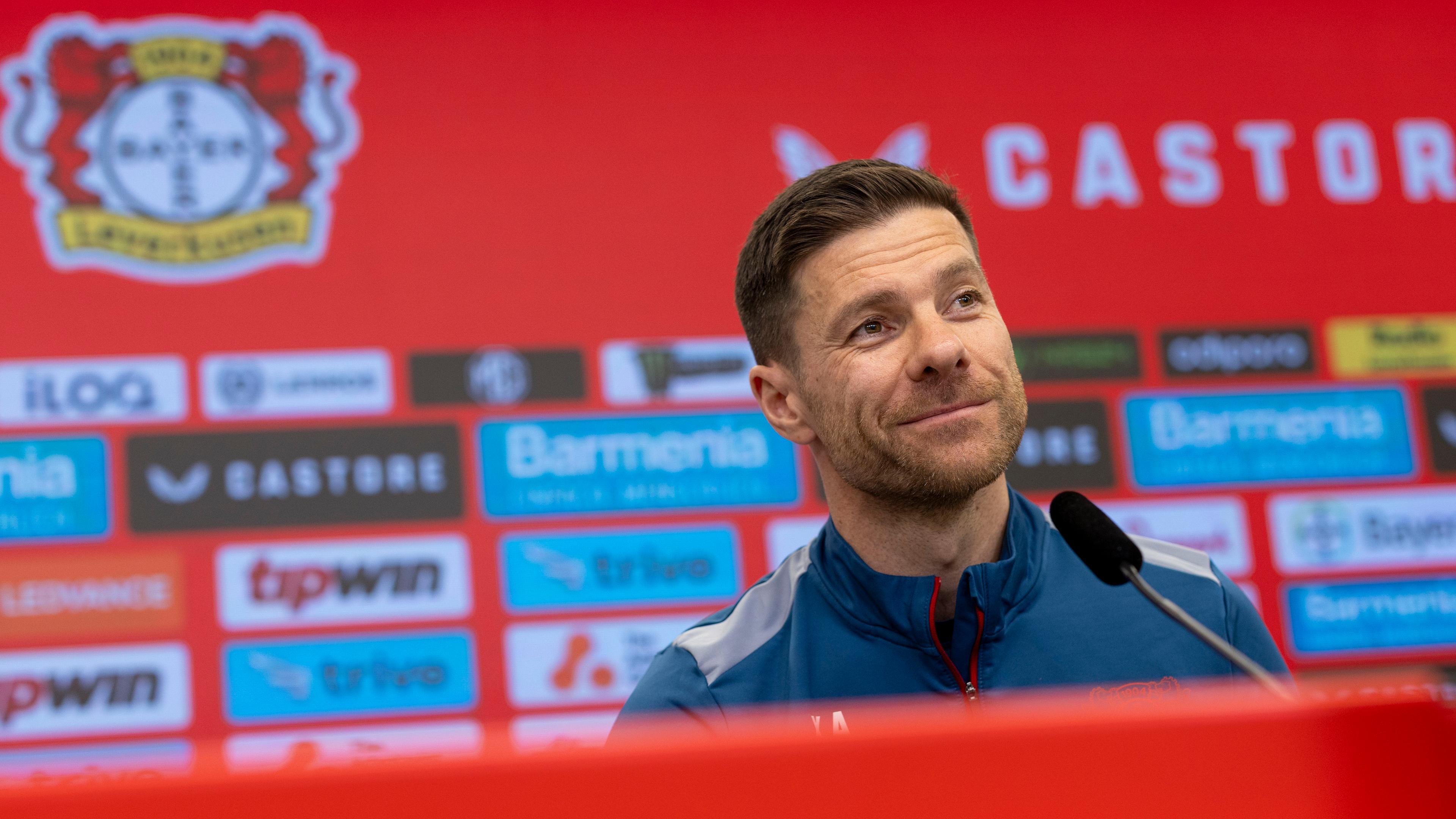 Bayer Leverkusens Trainer Xabi Alonso bei einer Pressekonferenz.