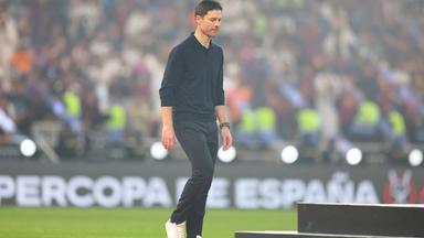 Xabi Alonso geht mit enttäuschter Mine vom Platz.