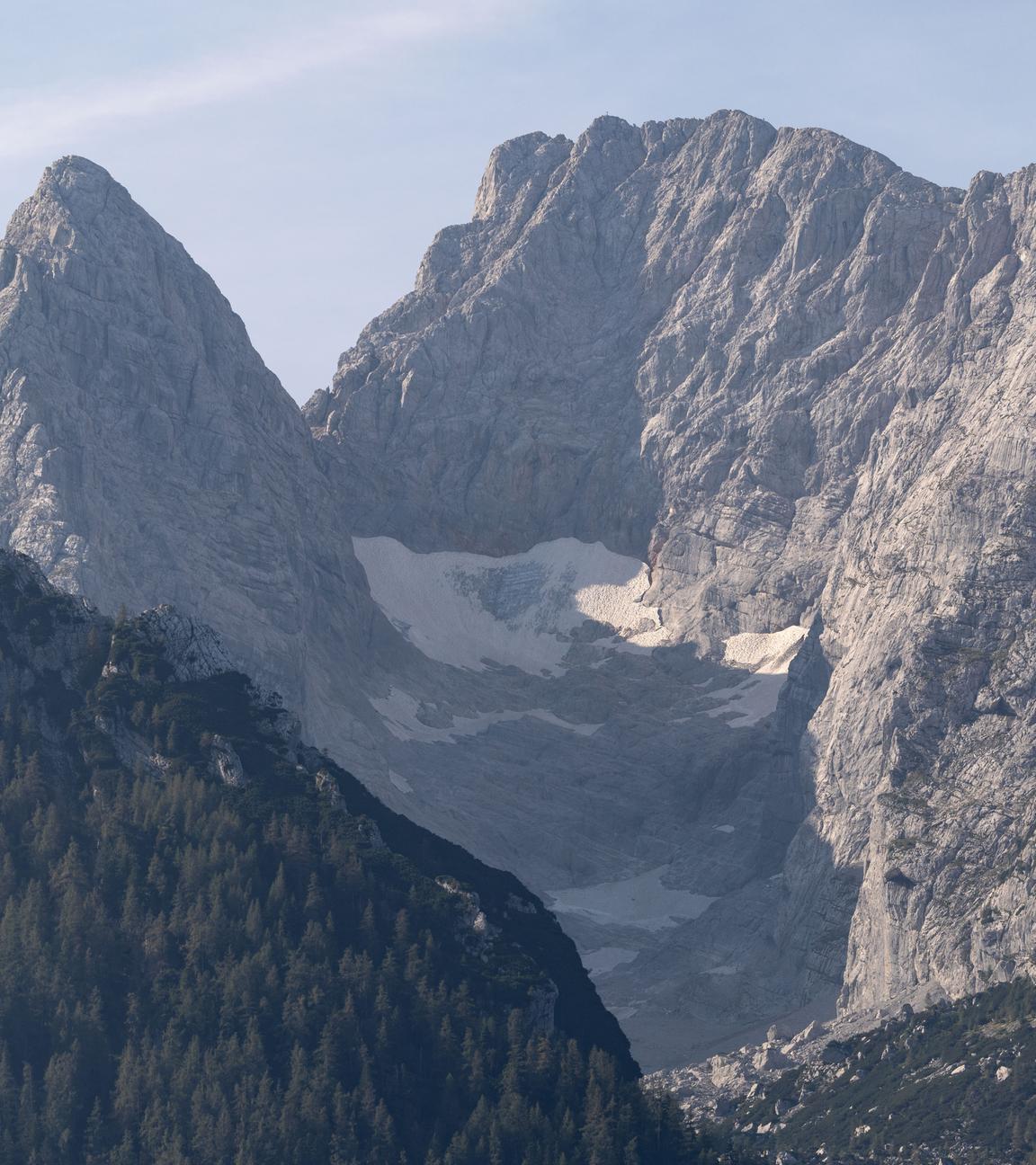 Schnee liegt auf dem Gletscherrest des Blaueisgletschers
