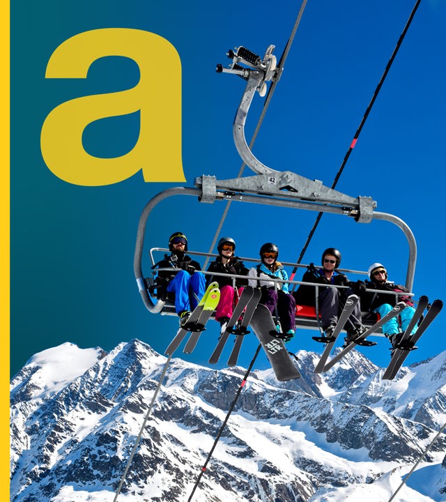Auf der linken Seite ist das Logo vom Auslandsjournal, rechts ist ein voll besetzter Ski-Lift mit Skifahrern.