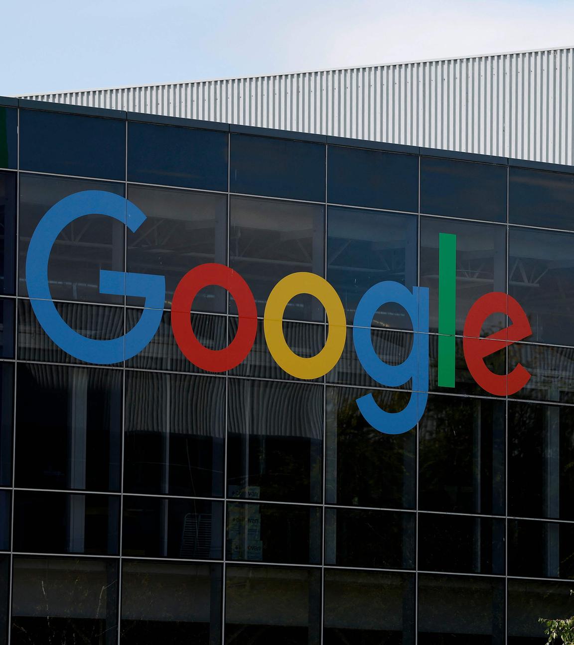 Google Logo am Haupsitz der Firma in Kalifornien