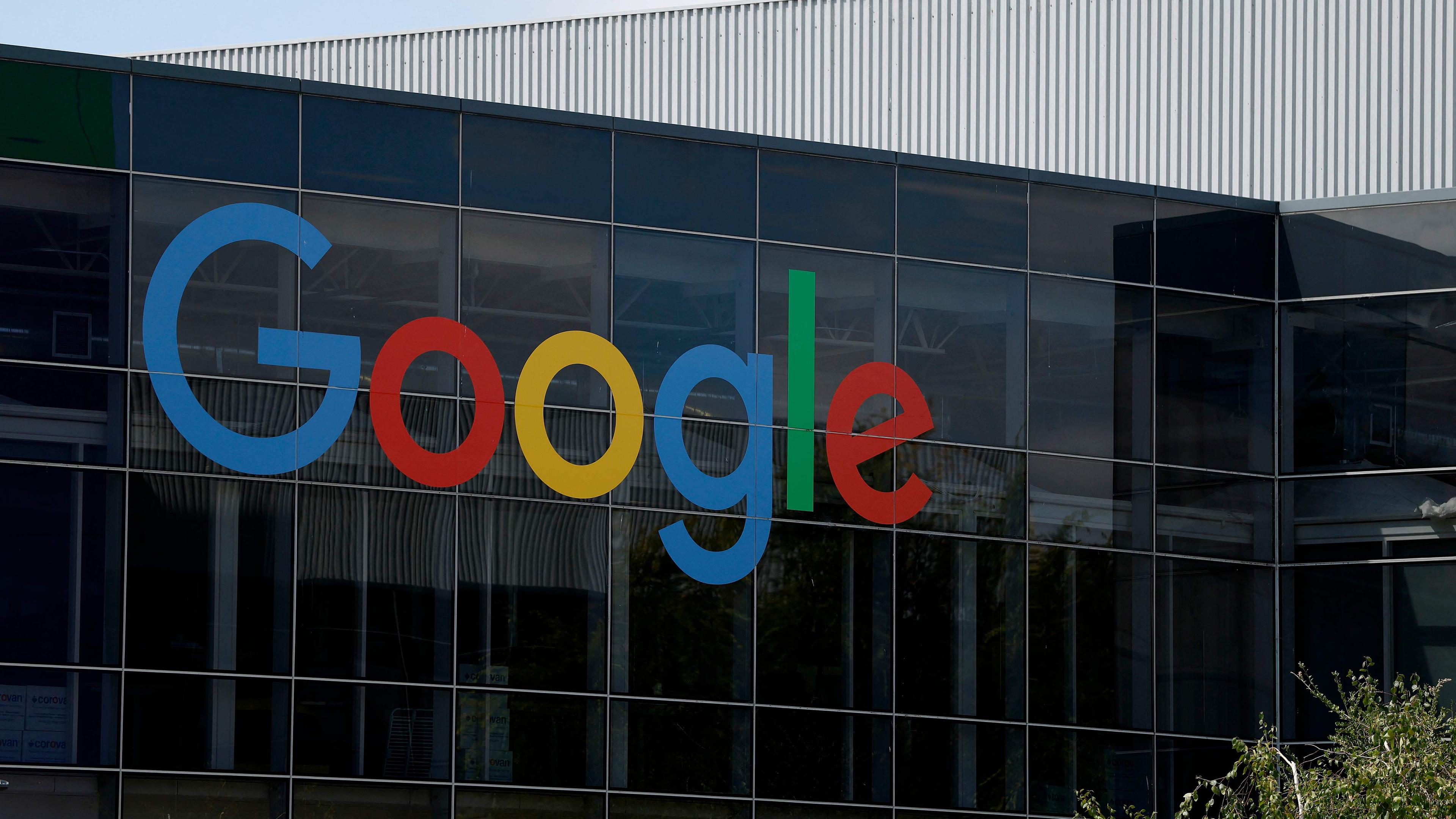 Google Logo am Haupsitz der Firma in Kalifornien