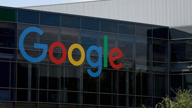 Google Logo am Haupsitz der Firma in Kalifornien