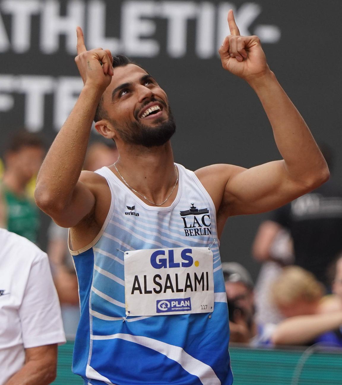 Leichtathletik, DM 2025: Dreispringer Mohamed Amin Alsalami vom LAC Berlin zeigt mit beiden Zeigefingern in den Himmel und freut sich über einen Sprung