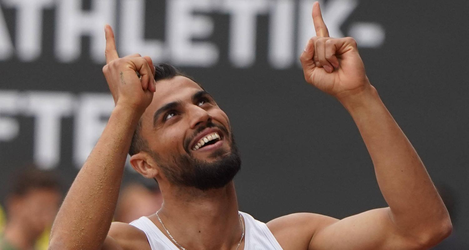 Leichtathletik, DM 2025: Dreispringer Mohamed Amin Alsalami vom LAC Berlin zeigt mit beiden Zeigefingern in den Himmel und freut sich über einen Sprung