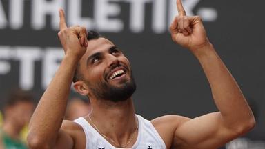 Leichtathletik, DM 2025: Dreispringer Mohamed Amin Alsalami vom LAC Berlin zeigt mit beiden Zeigefingern in den Himmel und freut sich über einen Sprung