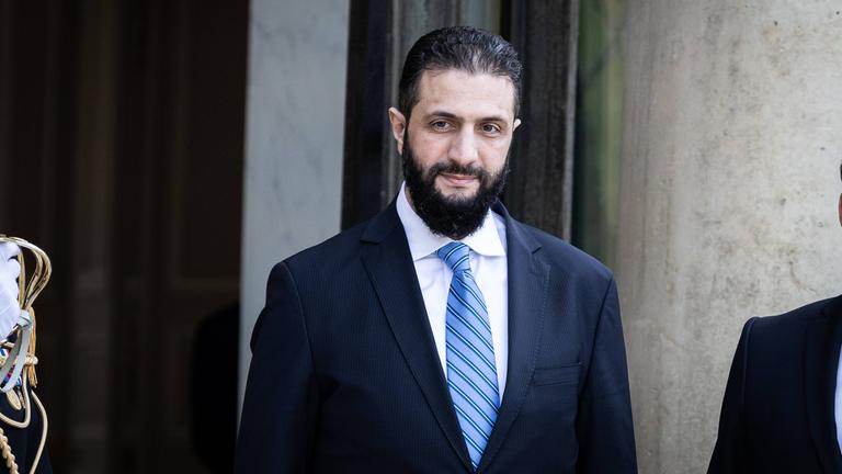 Der syrische Übergangspräsident Ahmed al-Scharaa trifft sich heute mit Bundeskanzler Merz zu Gesprächen über den Wiederaufbau Syriens.