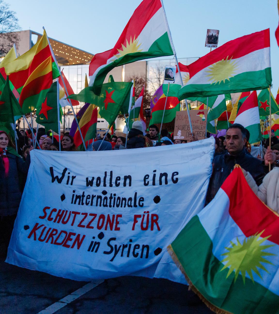 Beim letzten Besuch des syrischen Übergangspräsidenten al-Scharaa in Berlin fanden zahlreiche Kundgebungen für und gegen das syrische Übergangsregime statt. 