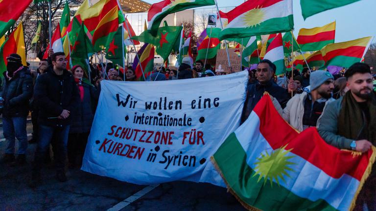 Beim letzten Besuch des syrischen Übergangspräsidenten al-Scharaa in Berlin fanden zahlreiche Kundgebungen für und gegen das syrische Übergangsregime statt. 