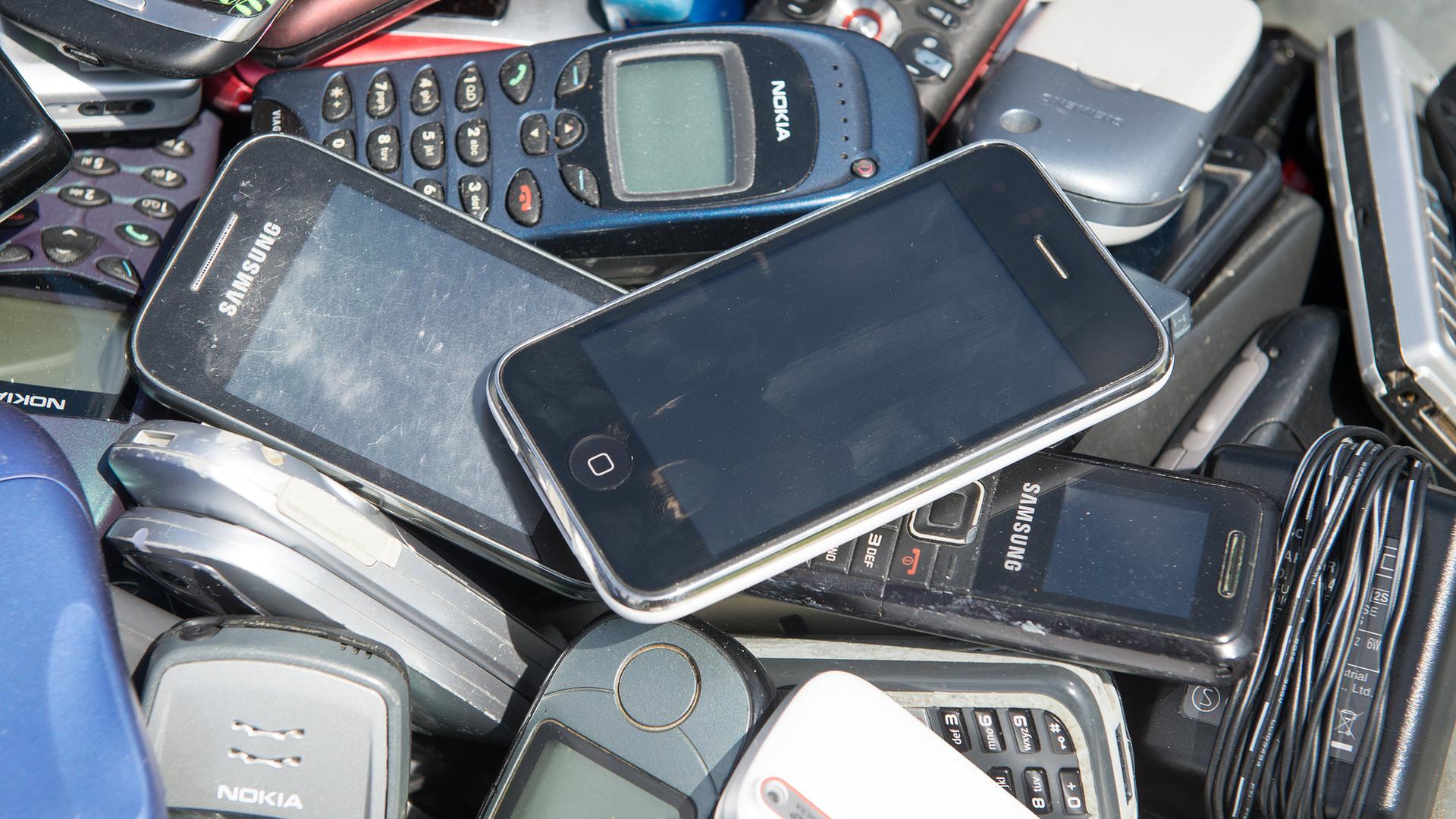 Symbolbild: alte mobiltelefone liegen am 03.07.2014 vor dem reichstag in berlin in einer schubkarre.