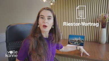 Sina Mainitz sitzt auf einem Stuhl und blickt in die Kamera. Ein Grafikelement, wo "Riester-Vertrag" steht ist neben ihr zu sehen.