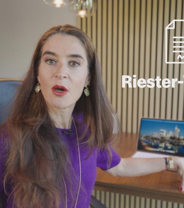 Sina Mainitz sitzt auf einem Stuhl und blickt in die Kamera. Ein Grafikelement, wo "Riester-Vertrag" steht ist neben ihr zu sehen.