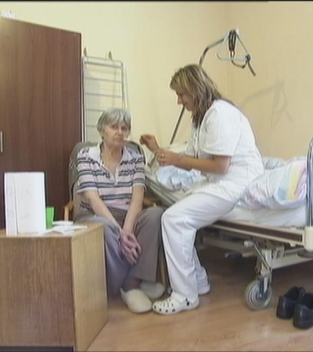Pflegerin füttert Patientin 