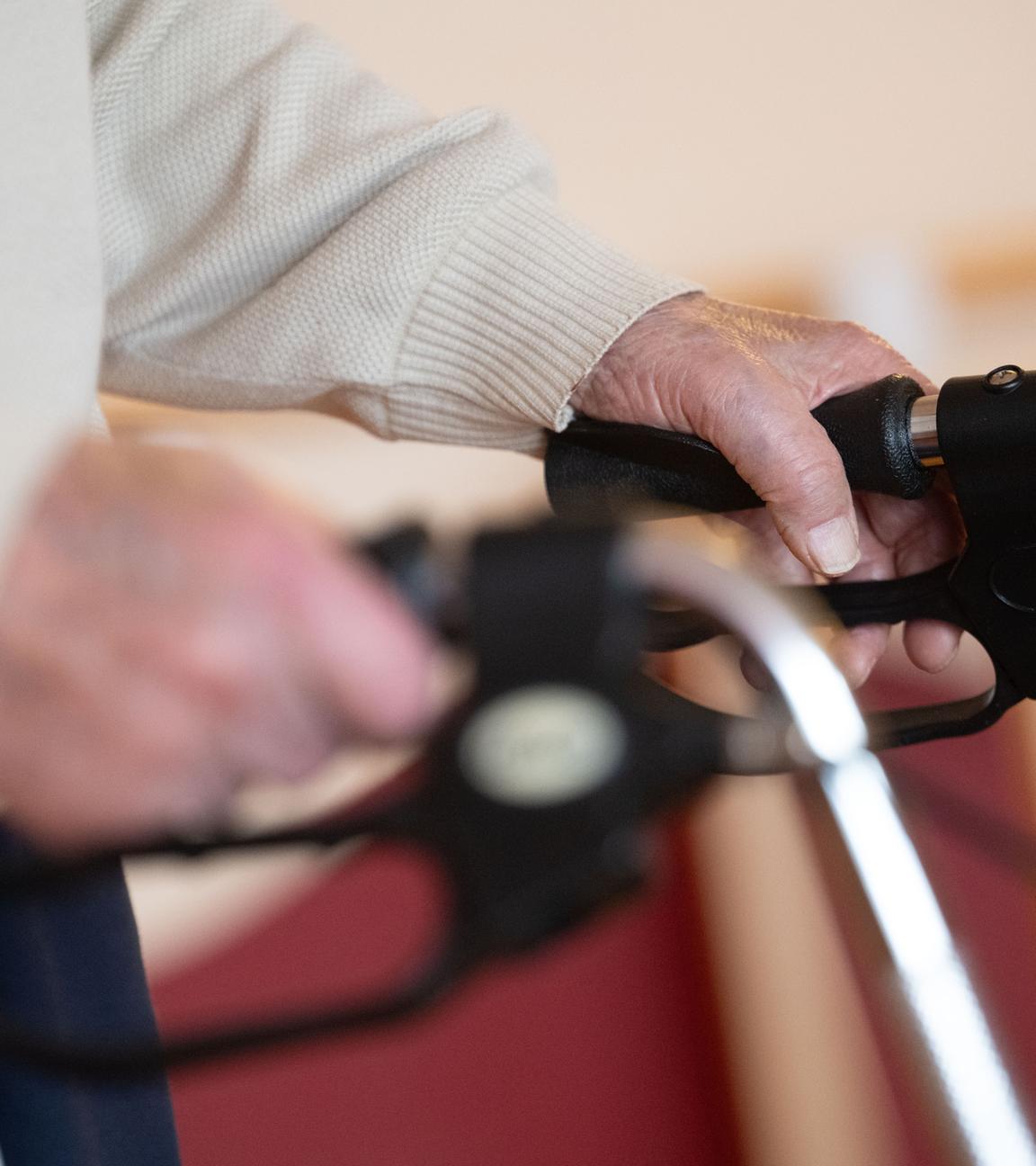  Ein Pflegebedürftiger mit Rollator.