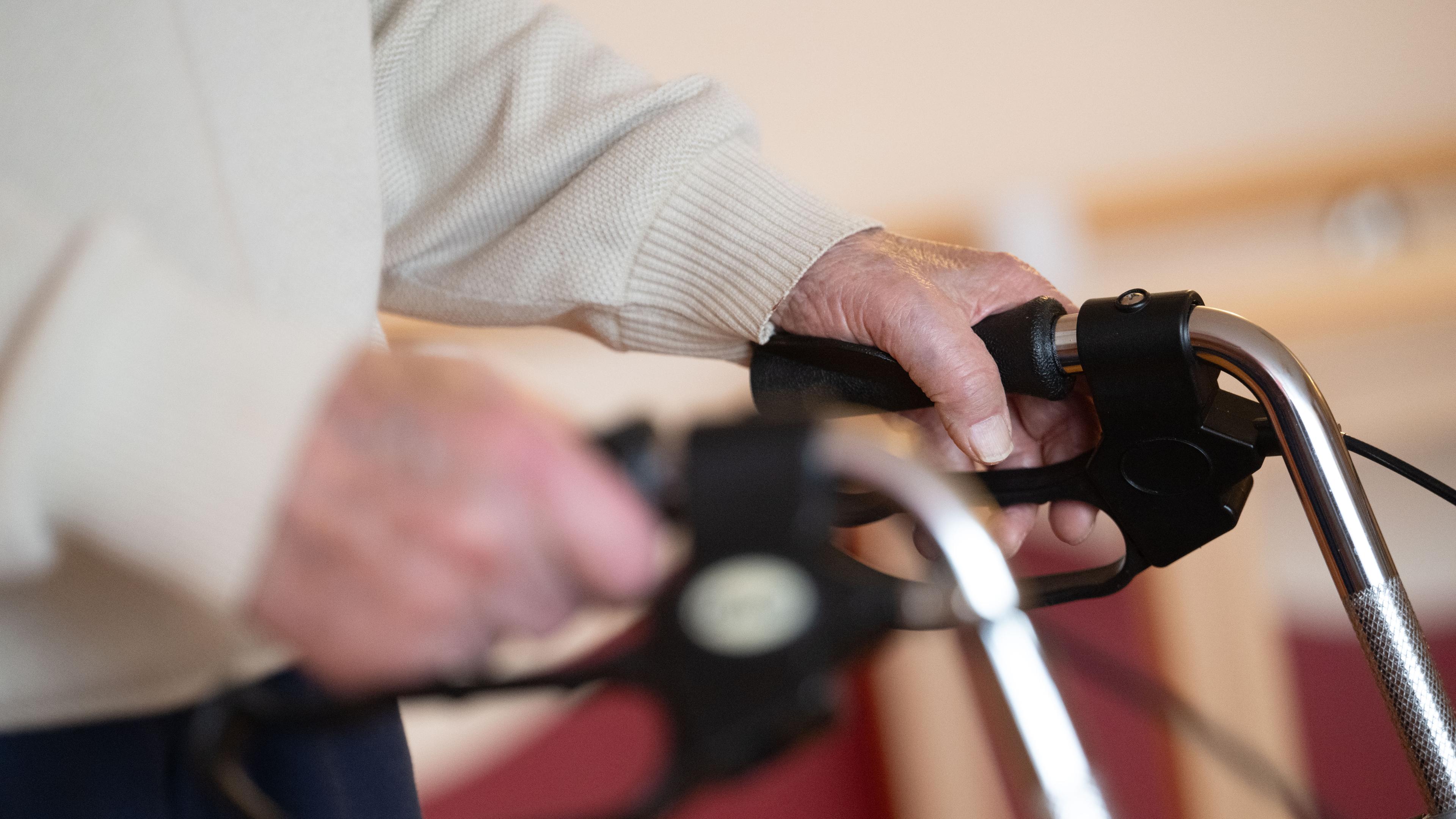 Ein Pflegebedürftiger mit Rollator.