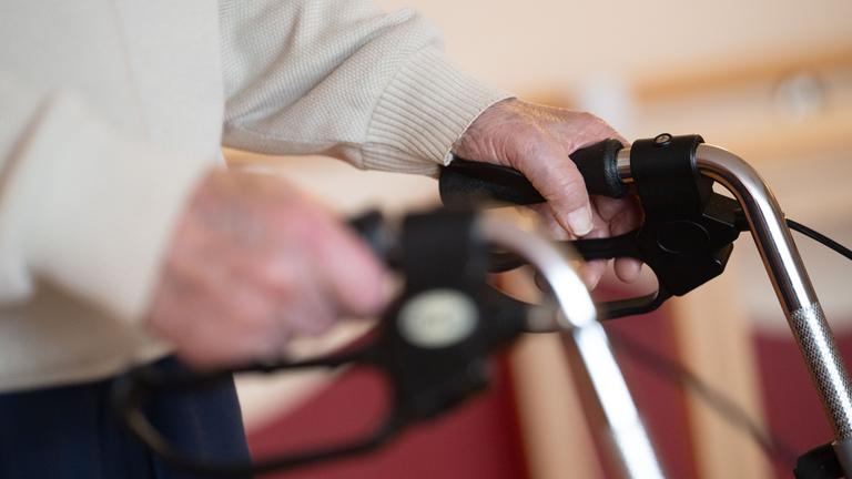  Ein Pflegebedürftiger mit Rollator.