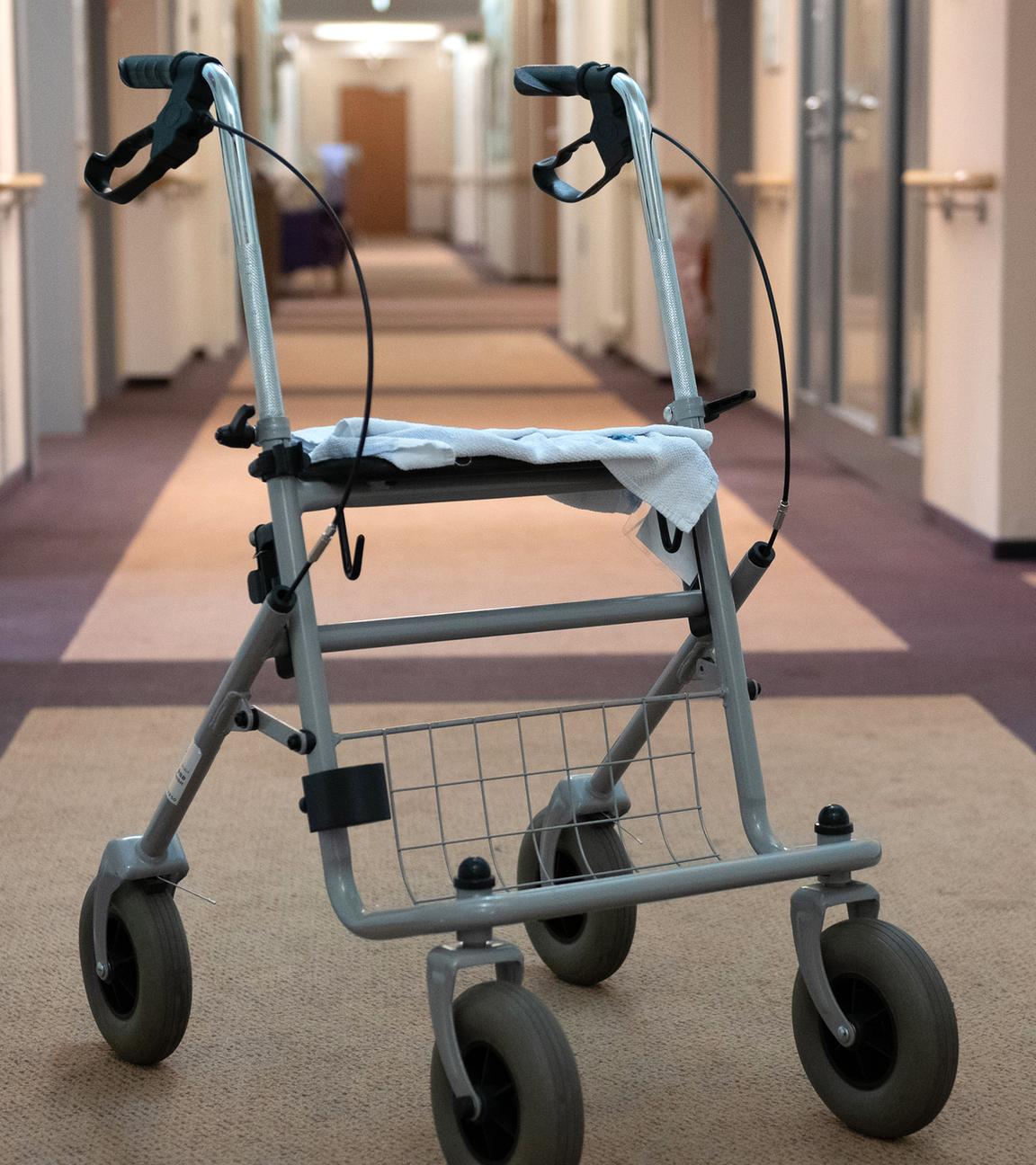 Archiv: Ein Rolator steht in einem Pflegeheim auf einem Flur, aufgenommen am 08.11.2018 in Berlin