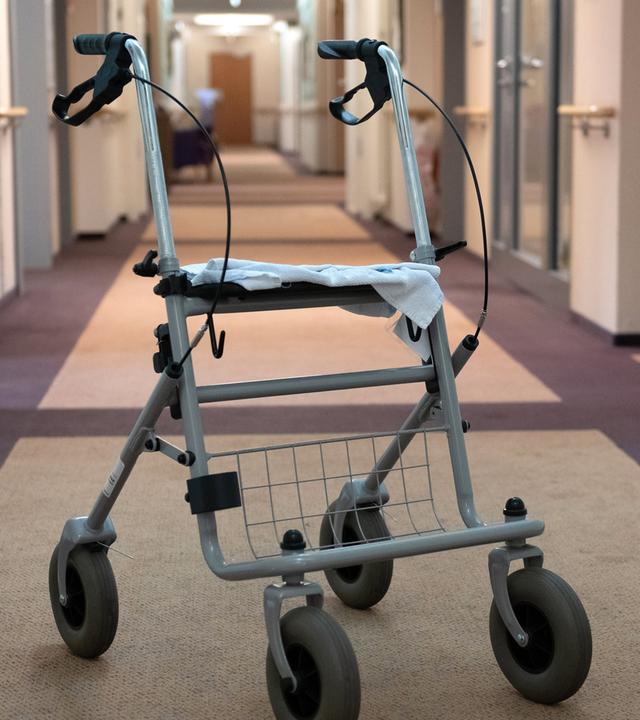 Archiv: Ein Rolator steht in einem Pflegeheim auf einem Flur, aufgenommen am 08.11.2018 in Berlin