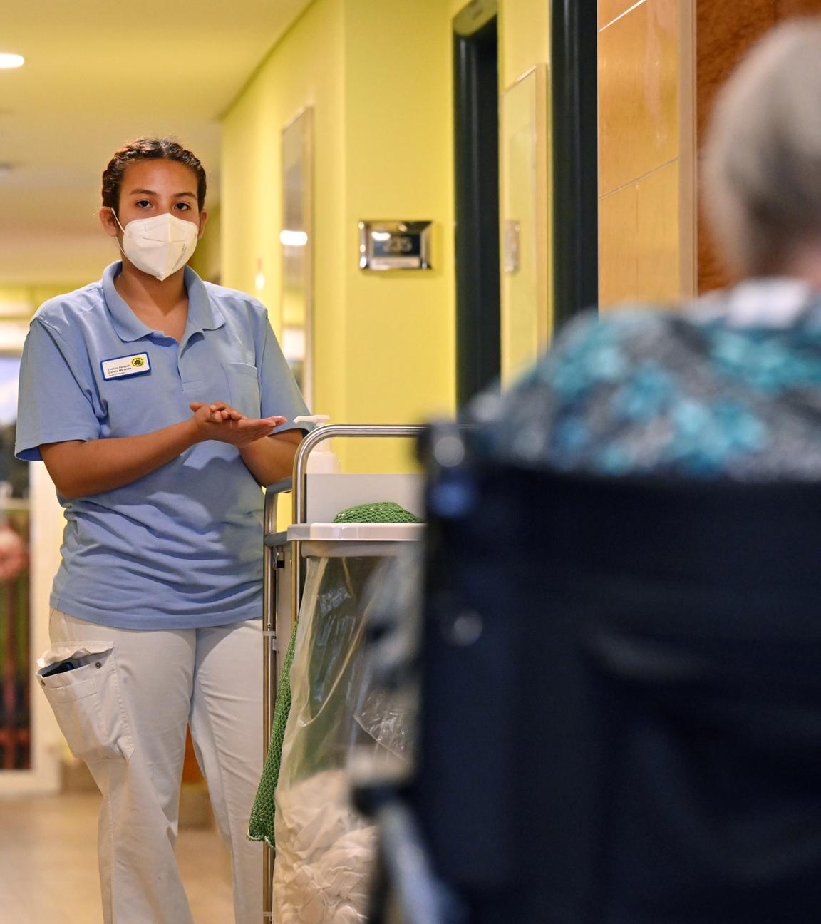 Thüringen, Weimar: Altenpflegerin spricht mit einer Bewohnerin