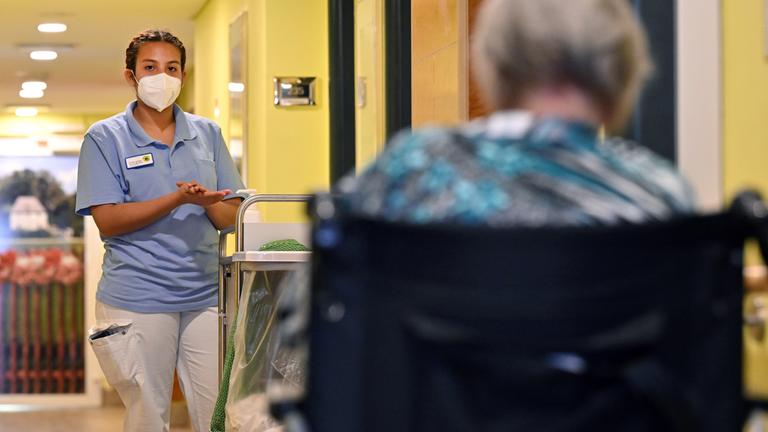 Thüringen, Weimar: Altenpflegerin spricht mit einer Bewohnerin