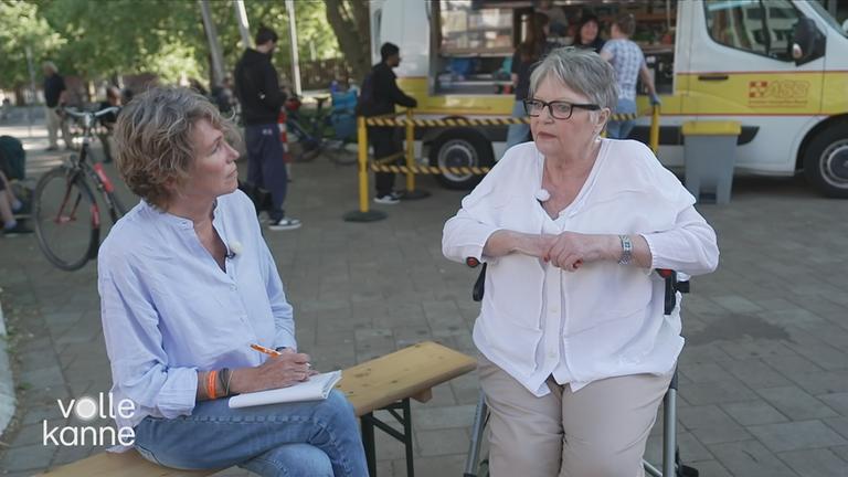 Altersarmut bei Frauen - zwei Frauen, die sich unterhalten