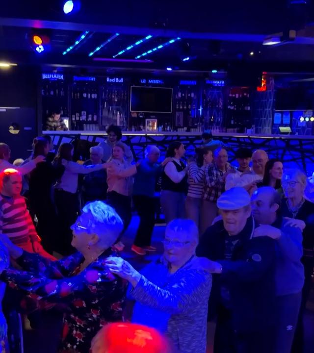 Frankreich, Pontivy: Bewohner von Altersheimen tanzen in einem Club.