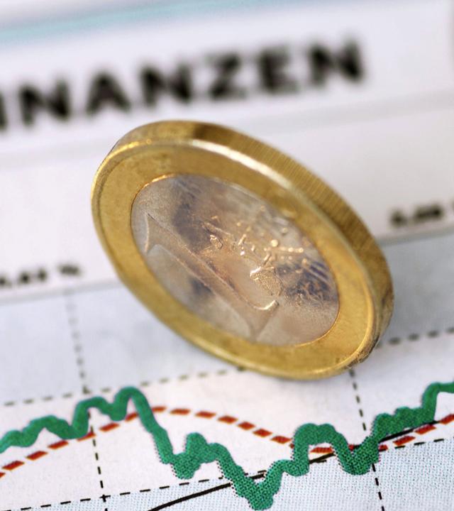 Euromünze auf Finanzkurve