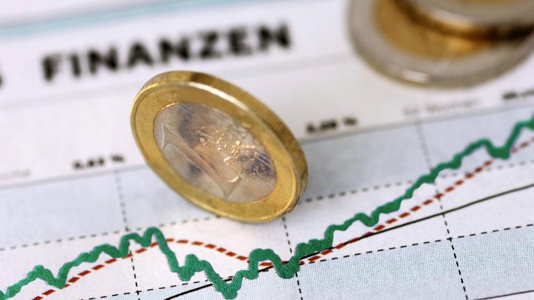 Euromünze auf Finanzkurve