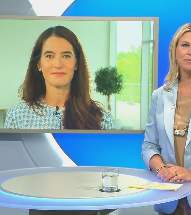 Nadine Krüger im Gespräch mit Sina Mainitz, die zugeschaltet ist.