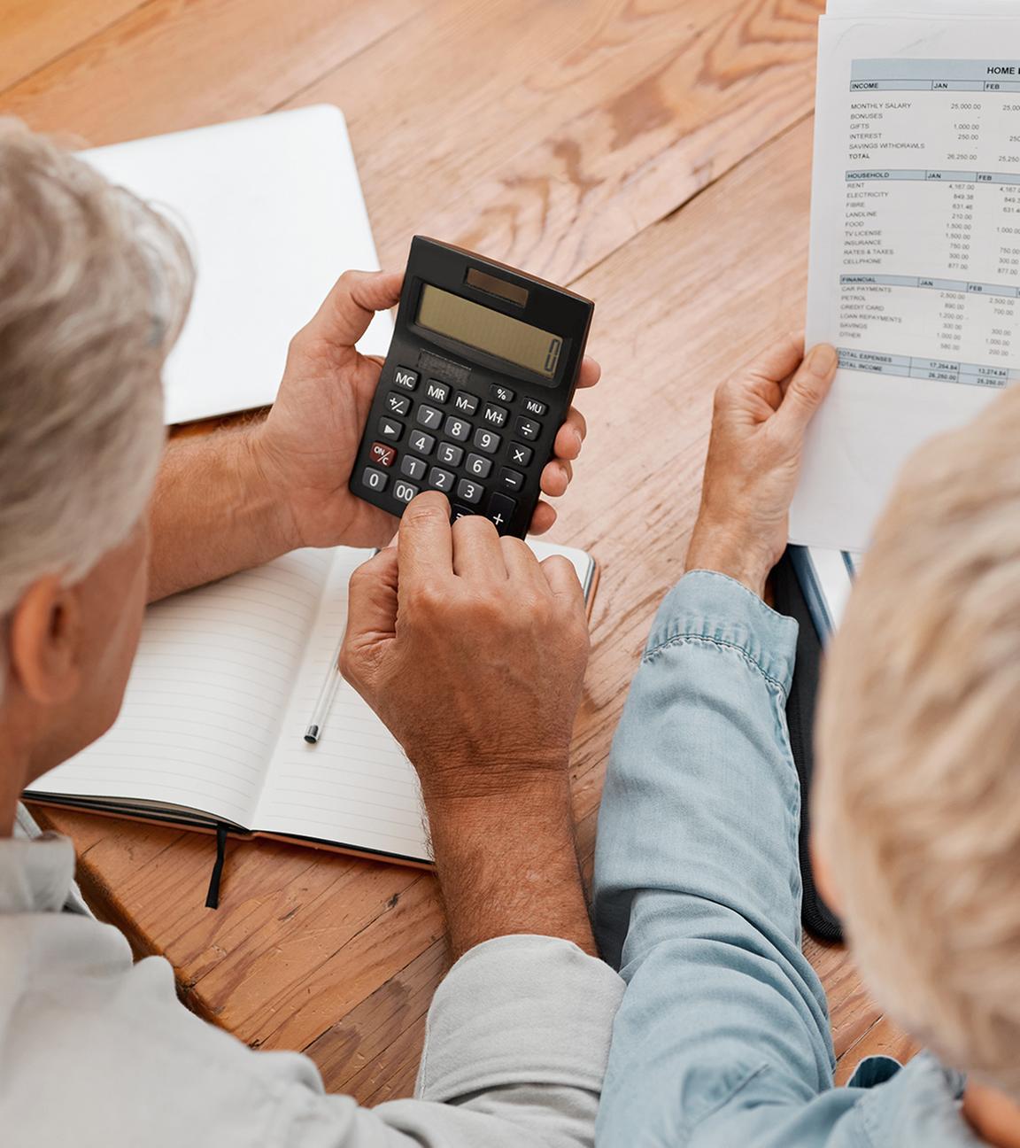 Älteres Ehepaar bei Finanzplanung