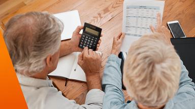 Älteres Ehepaar bei Finanzplanung