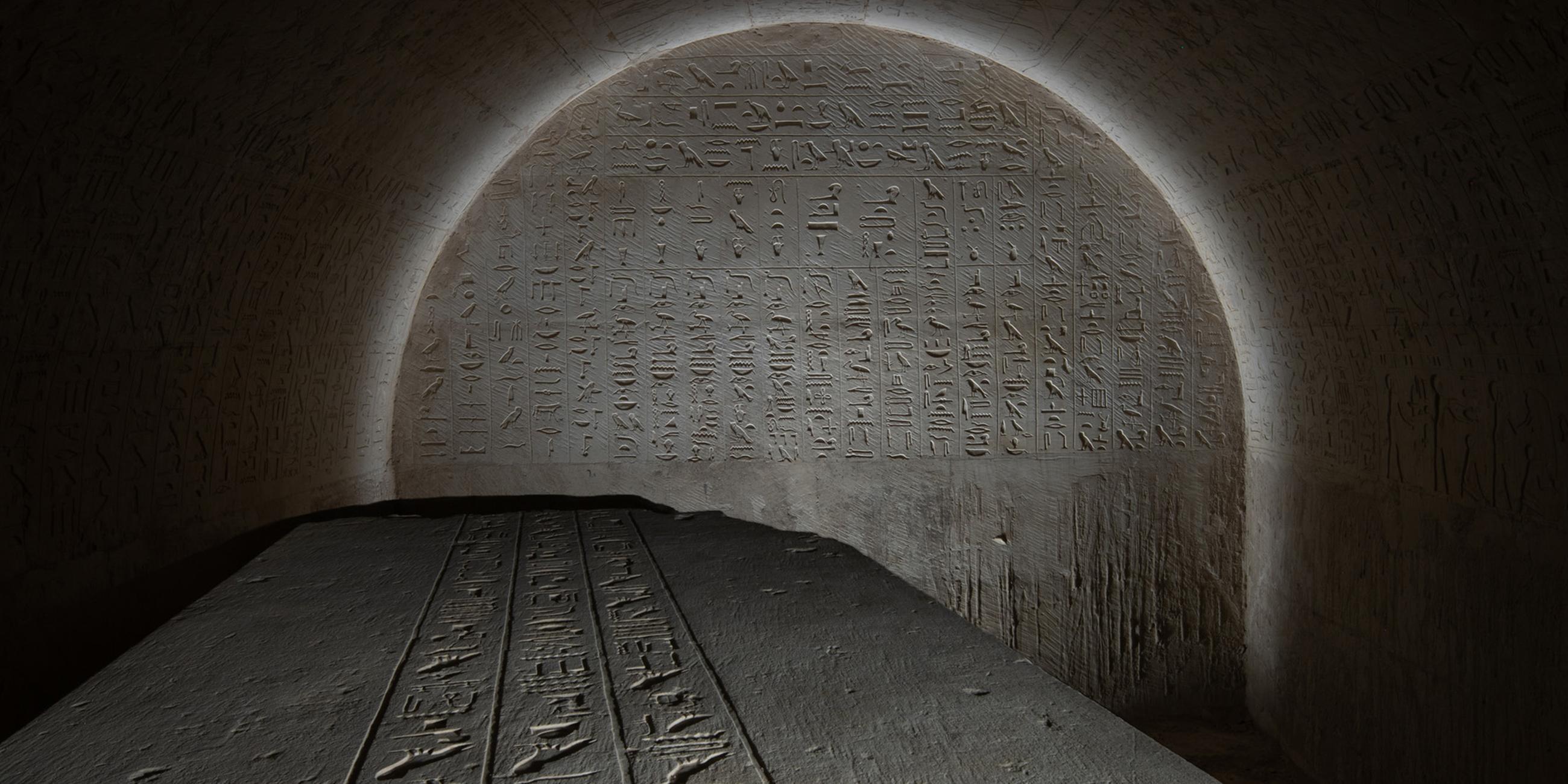 Archiv: Die Südwand der Grabkammer und der Deckel des Sarkophags von Djehutiemhet. 
