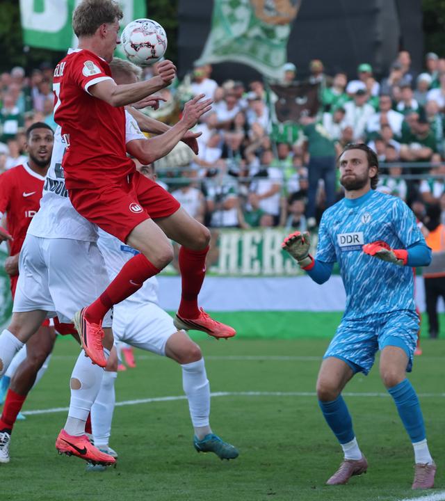 Alexander Bernhardsson (VfL Wolfsburg) köpft den Ball aufs Tor von Luis Zwick (VSG Altglienicke) im DFB-Pokal-Spiel der 1. Runde.