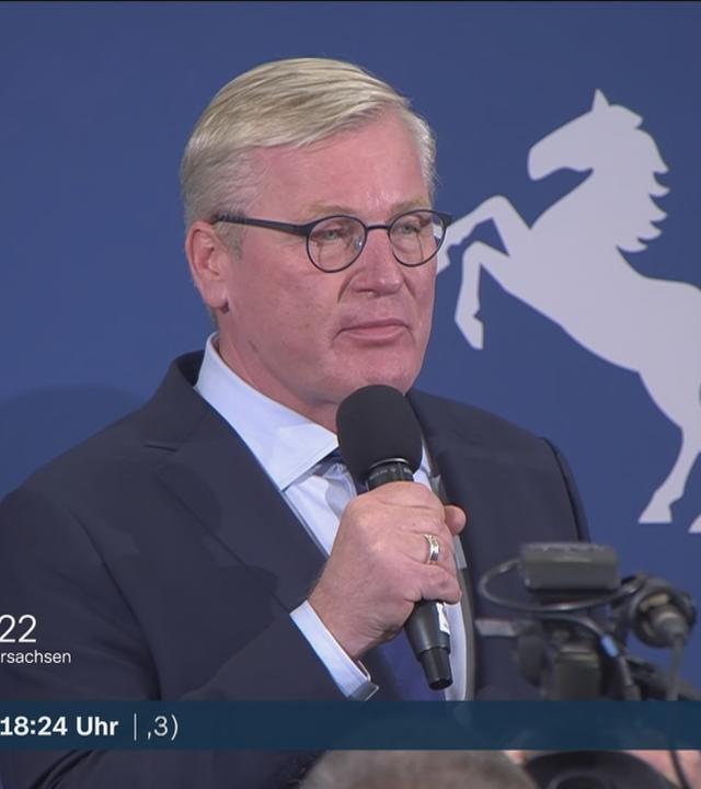 CDU Spitzenkandidat Bernd Althusmann reagiert auf die ersten Prognosen bei der Landtagswahl in Niedersachsen. 