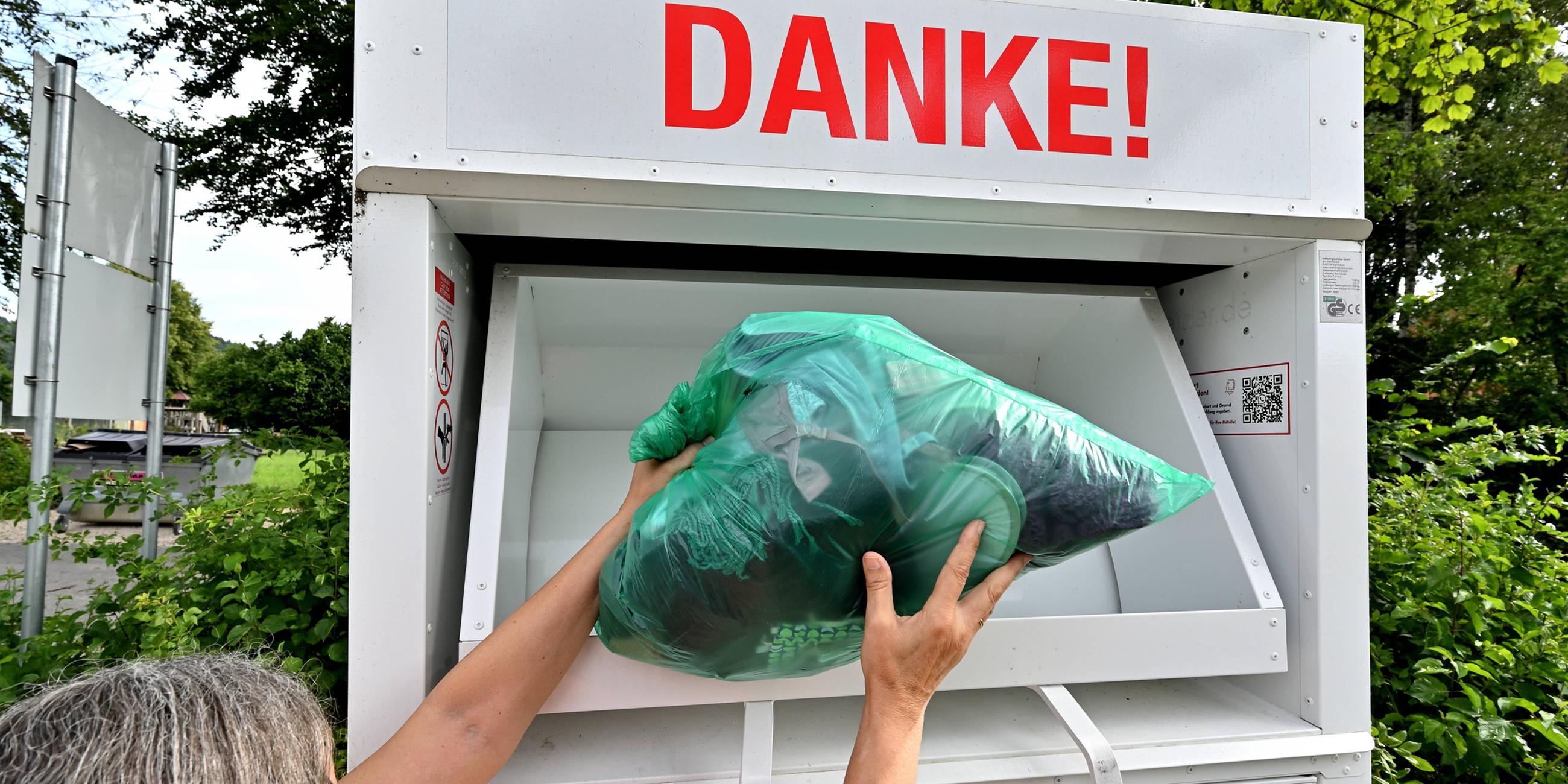 Typical: Altkleidercontainer