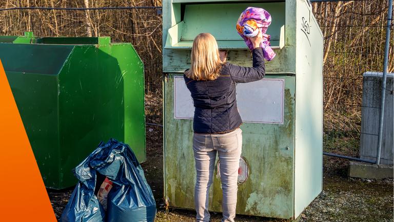 Übervolle Altkleidercontainer und falsche Entsorgung: Frau wirft Kleidung in Altkleidercontainer