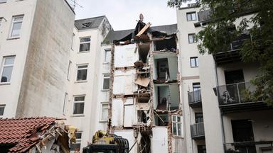 Das Bild zeigt den Abriss des Wohnhauses in Altona.