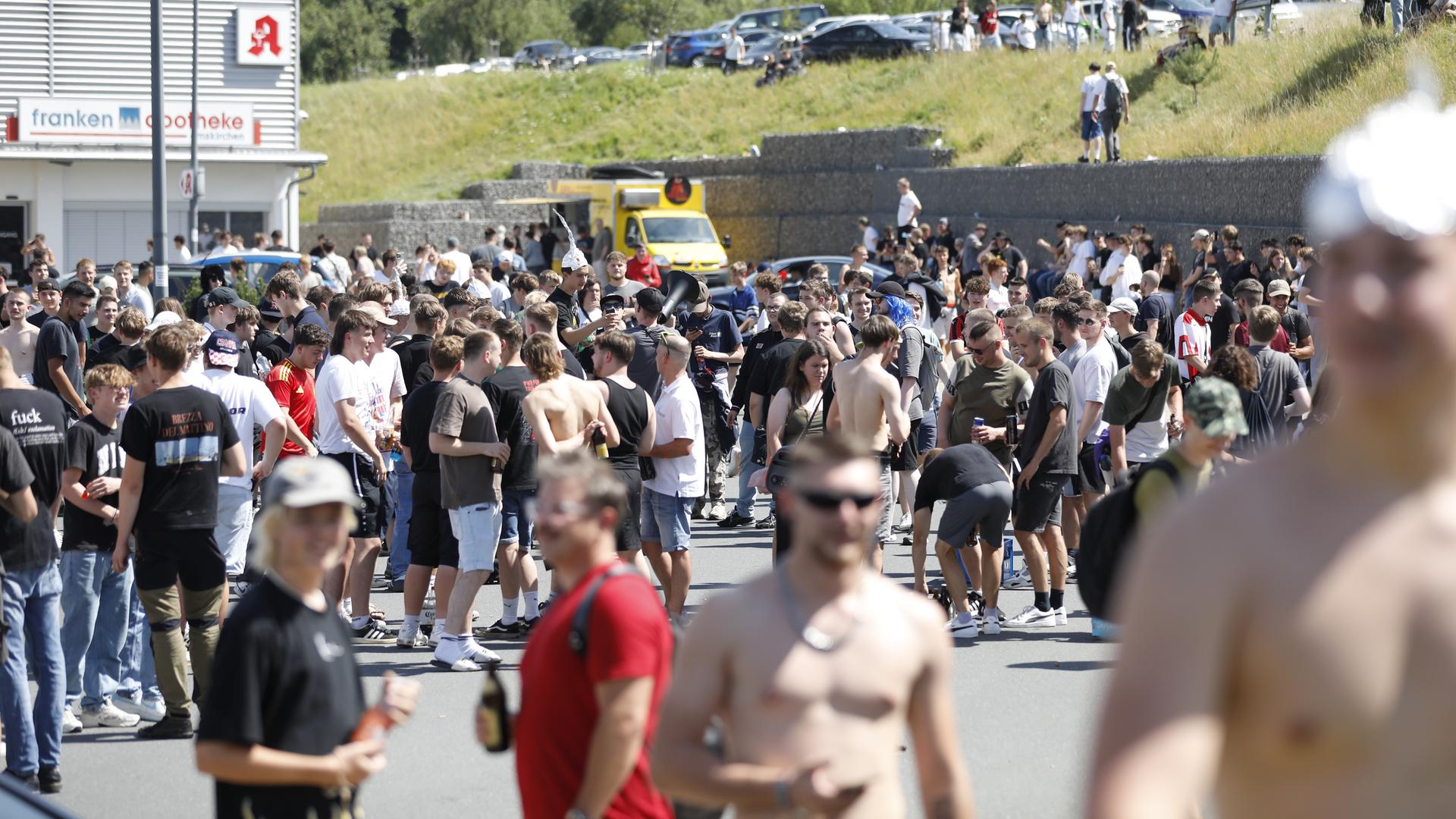 09.08.2025, Bayern, Emskirchen: Zahlreiche Menschen versammeln sich auf einem Gelände.