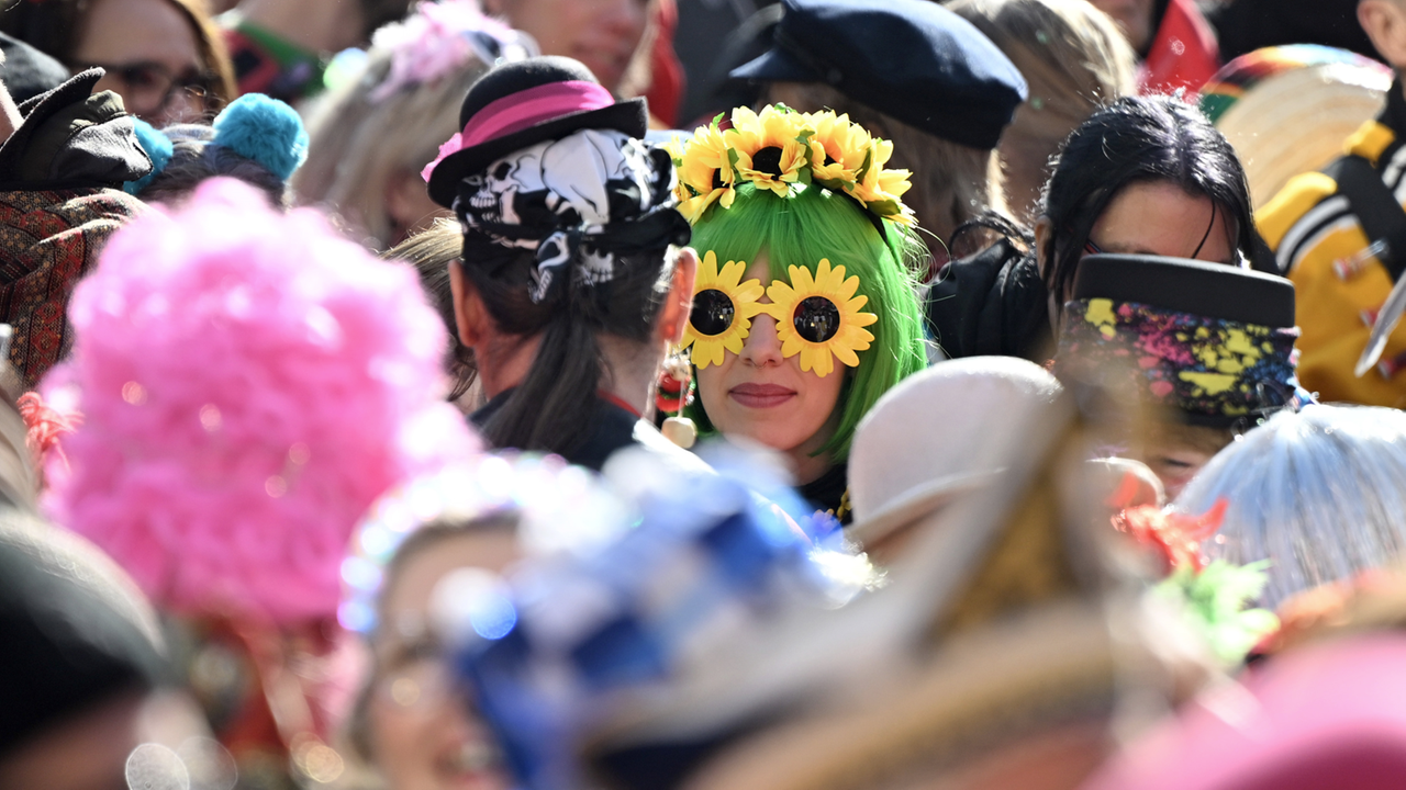 Jecken feiern Karneval in der Düsseldorfer Innenstadt