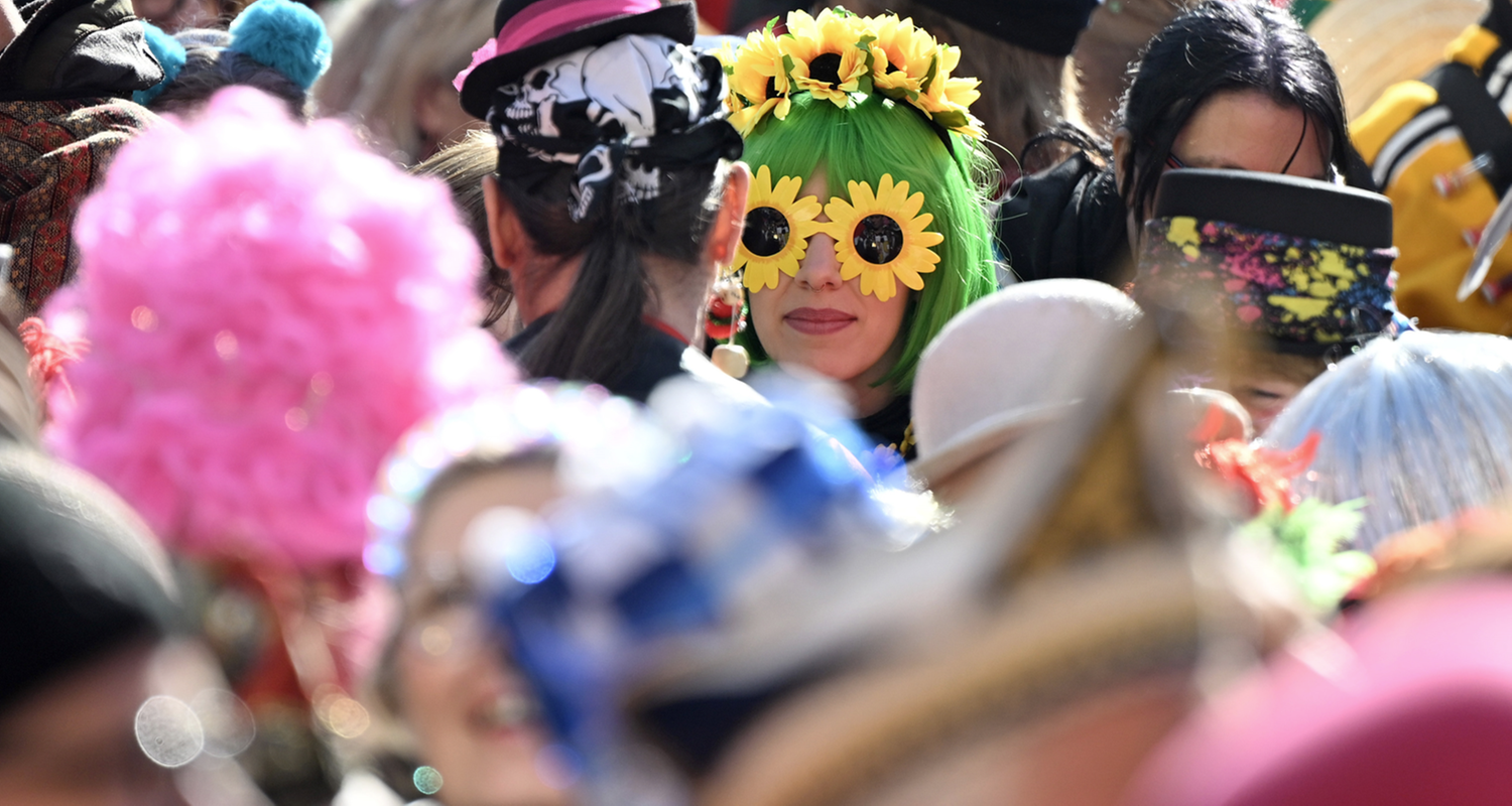Jecken feiern Karneval in der Düsseldorfer Innenstadt