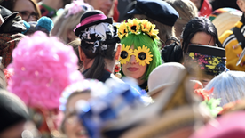 Jecken celebra el carnaval en el centro de Düsseldorf
