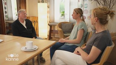 Prof. Dietrich Grönemeyer unterhält sich mit zwei Frauen 
