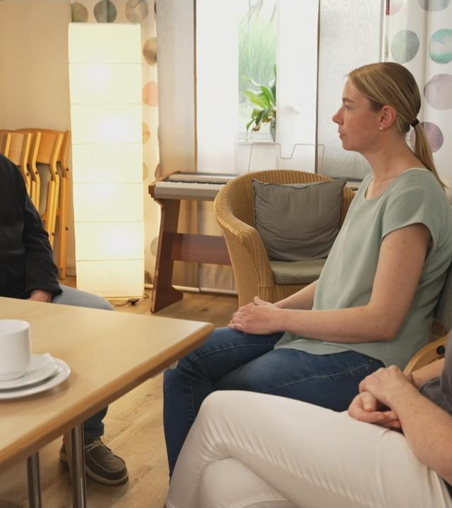 Prof. Dietrich Grönemeyer unterhält sich mit zwei Frauen 