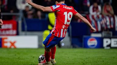Atletico de Madrid - Real Madrid CF, Champions League, Elfmeterschießen: Julian Alvarez (Atletico) rutscht bei seinem Schuss das Standbein weg.