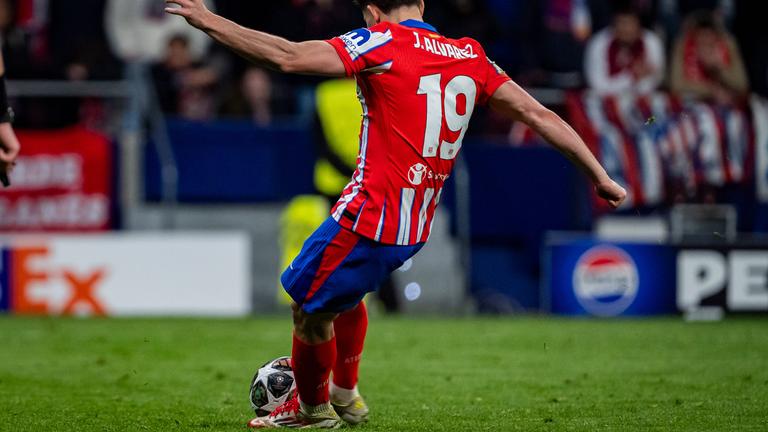 Atletico de Madrid - Real Madrid CF, Champions League, Elfmeterschießen: Julian Alvarez (Atletico) rutscht bei seinem Schuss das Standbein weg.
